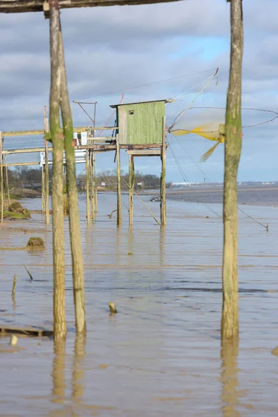 Fishing hut with fishing net on hoist — Stock Photo, Image