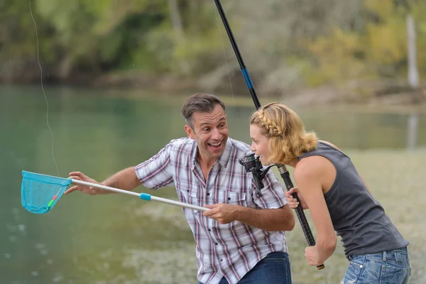 Casal feliz com equipamentos de pesca — Fotografia de Stock