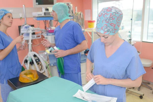 Team av kirurger i mörka operationssalen — Stockfoto