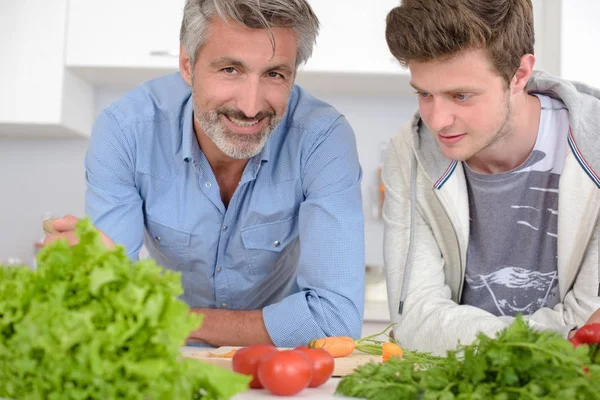 Baba ve oğul birlikte mutfakta yemek — Stok fotoğraf