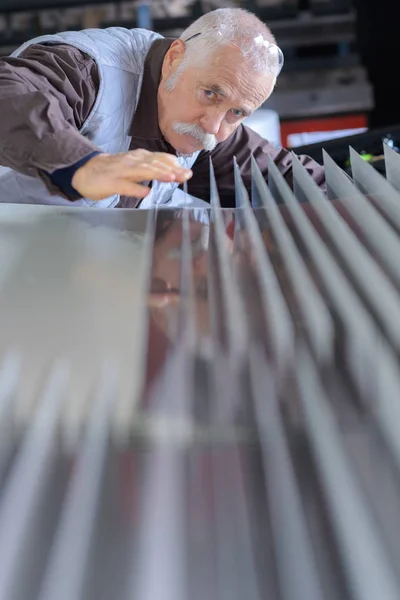 Senior man doen kwaliteitscontrole in aluminium fabriek — Stockfoto