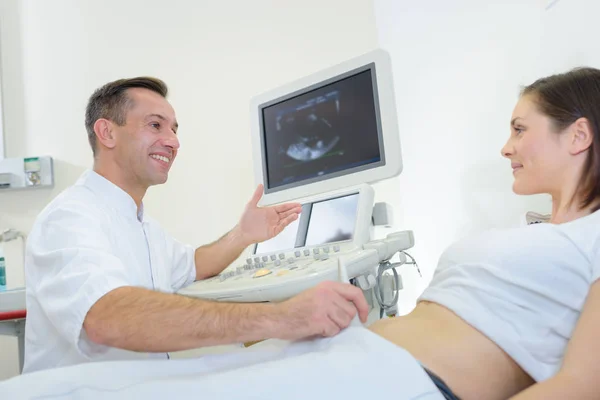 Gynäkologe tastet Frauenbauch ab — Stockfoto