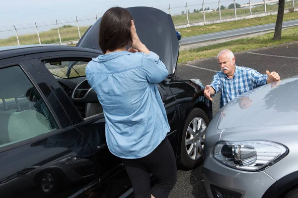 Dos conductores discutiendo después de un accidente de tráfico —  Fotos de Stock