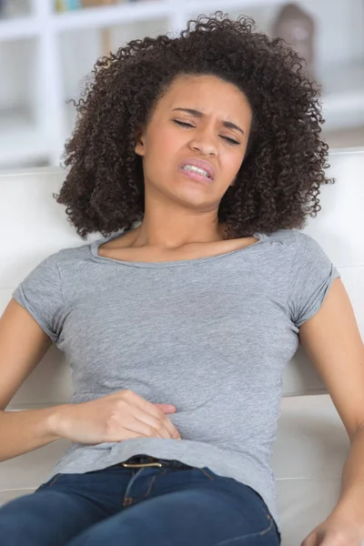 Joven afroamericana mujer sufriendo de dolor de estómago — Foto de Stock