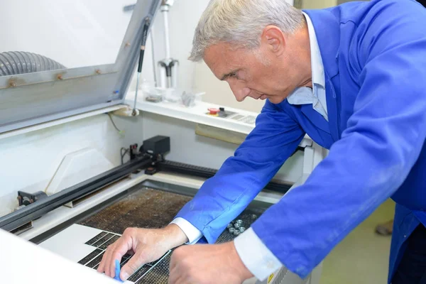 Teknikern fastställande maskin och tekniker — Stockfoto