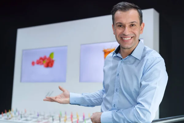 Man showing the new vape flavors — Stock Photo, Image