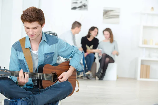 Giovane che suona la chitarra — Foto Stock