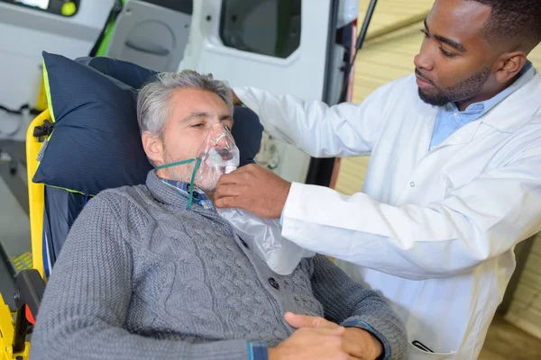 Paramédico dando oxígeno al paciente —  Fotos de Stock
