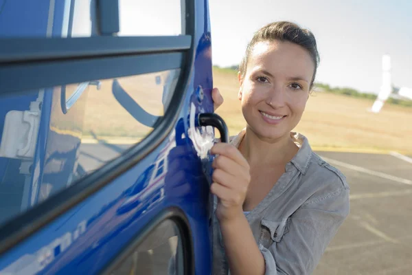 Giovane donna pilota e femminile — Foto Stock