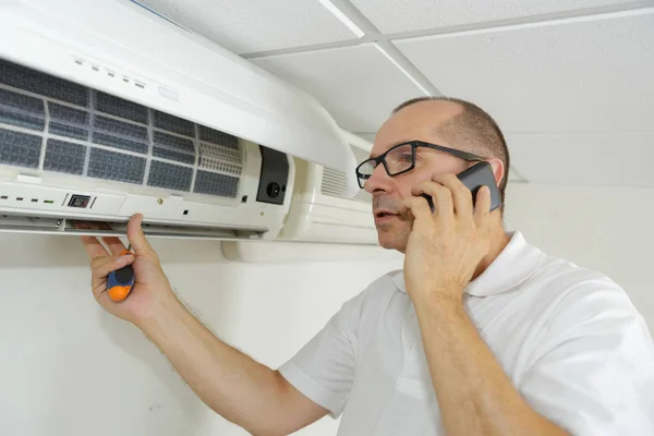 Reparatur und Wartung der Klimaanlage — Stockfoto