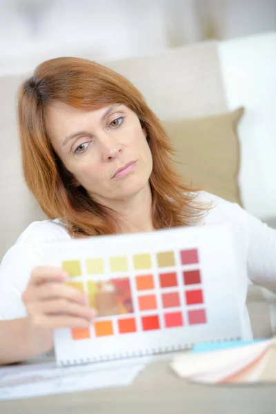 Besorgte Frau überprüft Kalender — Stockfoto