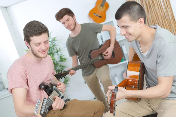 Jeune groupe de musique jouant une chanson dans un studio d'enregistrement — Photo