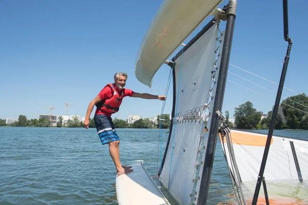 Salior tentando corrigir seu catamarã após capsize — Fotografia de Stock