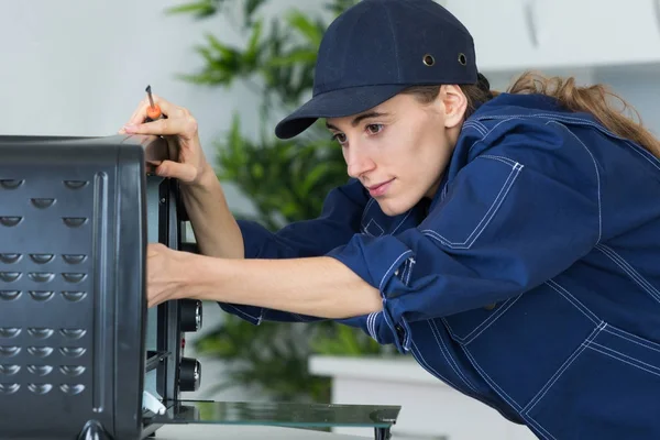 Kleine oven technicus en technicus — Stockfoto