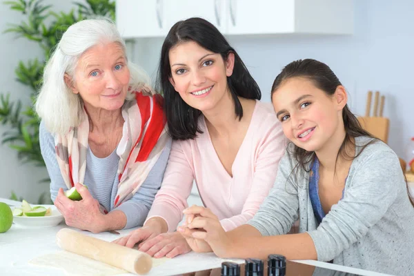 Drie generaties vrouwen oma moeder en dochter — Stockfoto