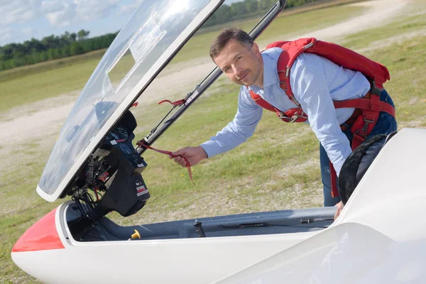 Homem inclinado sobre a cabina do planador — Fotografia de Stock