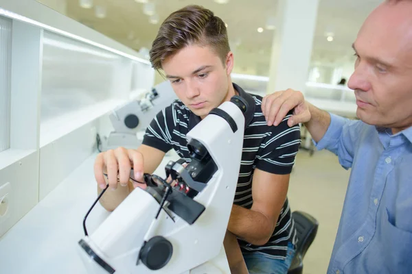 Ophtalmologist en zijn stagiaire — Stockfoto