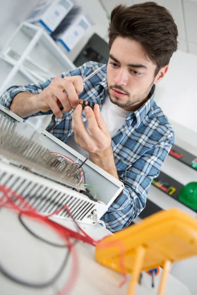 Jongeman fixing radiator — Stockfoto