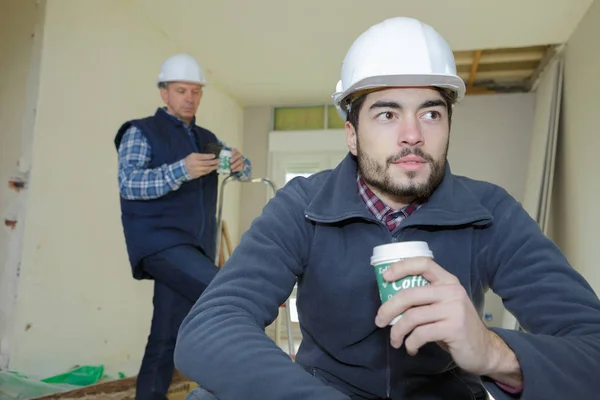 Trabalhador em uma pausa beber café e ter um descanso — Fotografia de Stock