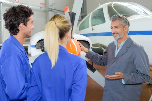 Apprentices aircraft mechanicians and apprentices — Stock Photo, Image