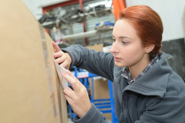 Joven pelirroja mujer enviando paquete — Foto de Stock