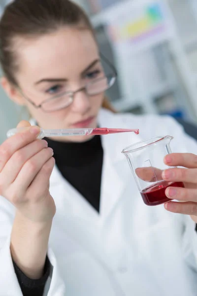 Tecnólogo de laboratorio dejando caer la muestra de sangre —  Fotos de Stock