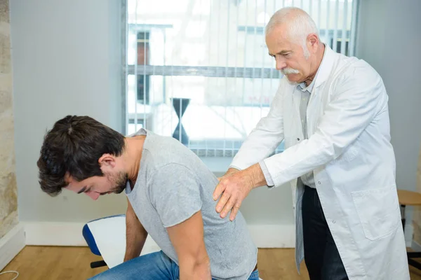 Mann mit chiropraktischer Massage — Stockfoto