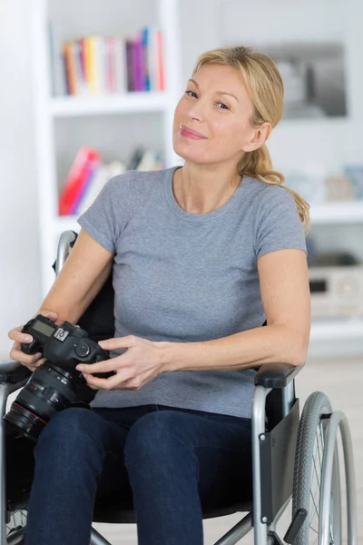 Fotografo donna in sedia a rotelle con macchina fotografica — Foto Stock