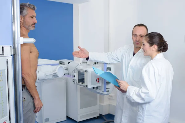 Paciente que se somete a una radiografía —  Fotos de Stock