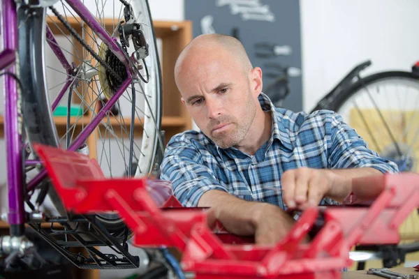 Mann Fahrrad Mechaniker Reparatur Fahrräder — Stockfoto