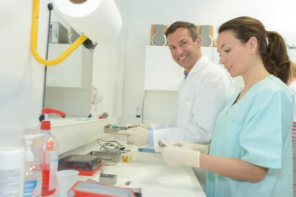 Scienziato femminile e maschile presso il laboratorio medico — Foto Stock