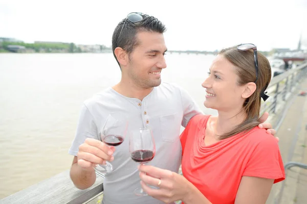 Casal compartilhando um copo de vinho — Fotografia de Stock