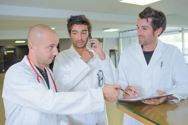Три занятых врача и врач — стоковое фото