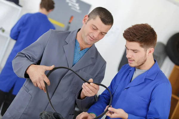 Mladý automechanik dělník a mechanik — Stock fotografie