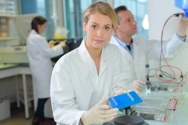 En el laboratorio y médico — Foto de Stock