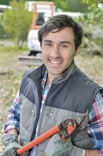 Hombre sosteniendo tijeras de podar de mango largo — Foto de Stock