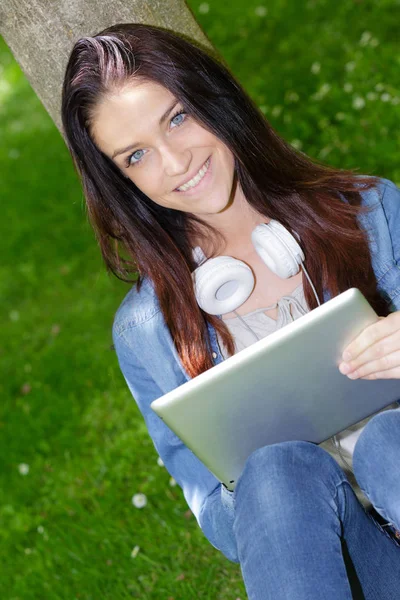 Junge Frau in der Hand einer Tablette — Stockfoto