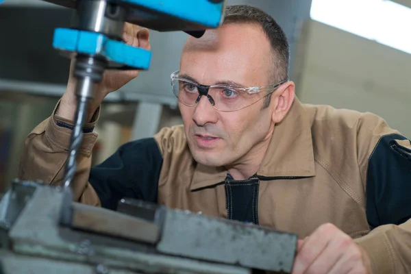 Werknemer met frezen machine — Stockfoto