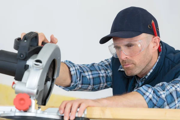 Snickare skivning i träram — Stockfoto