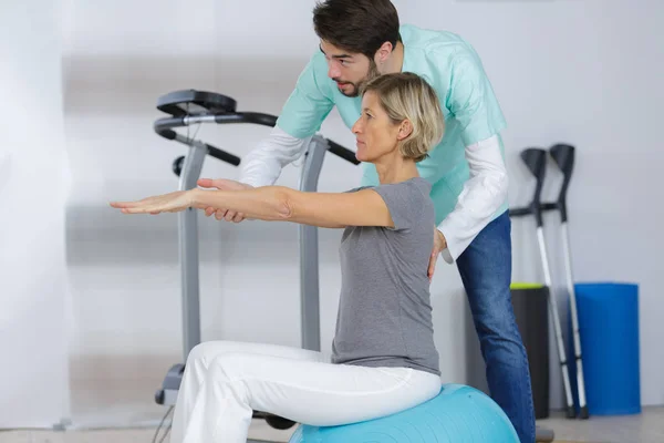 Fisioterapista maschile che dà massaggio alla schiena al paziente femminile in clinica — Foto Stock