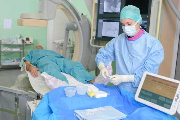 Пацієнт на сучасній операційній кімнаті з хірургом — стокове фото