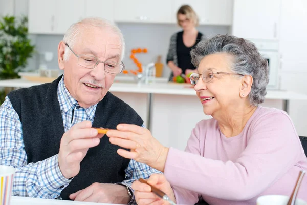 Feliz pareja de ancianos comiendo la cena — Foto de Stock