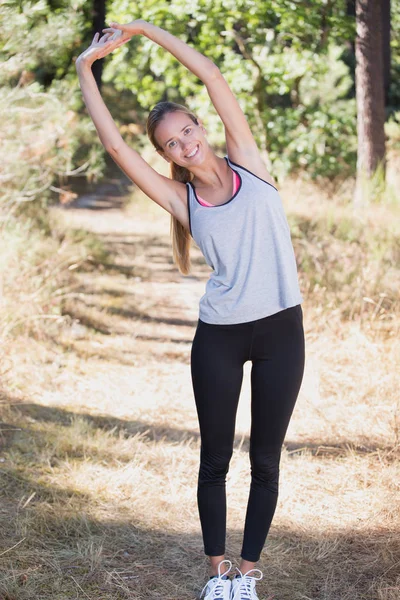 Счастливая молодая фитнес-женщина на закате — стоковое фото