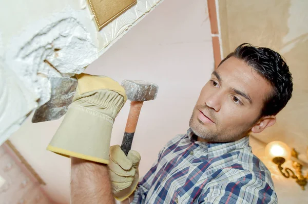 Hombre rompiendo pared y joven — Foto de Stock