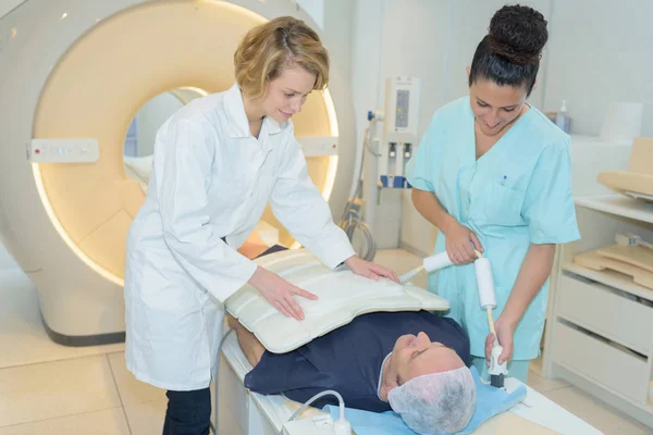 Patient wird von zwei beruhigenden Ärzten untersucht — Stockfoto