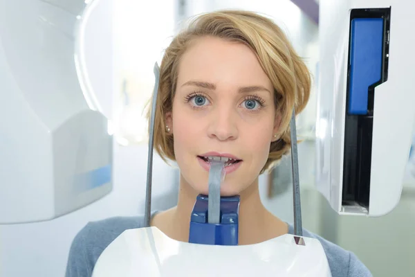 Retrato de mujer sometida a rayos X dentales — Foto de Stock