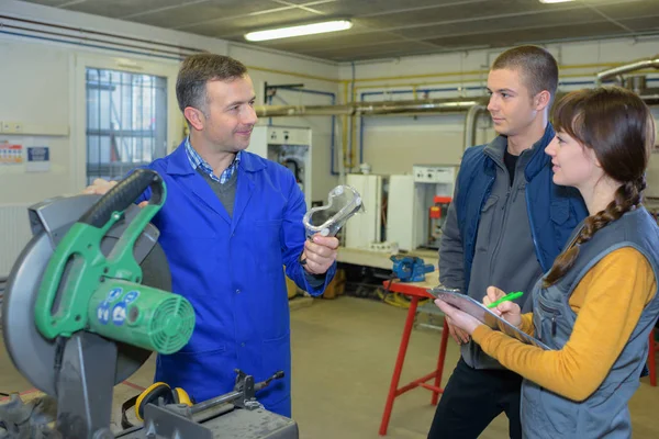 Student in de smederijen klasse met cirkelzaag — Stockfoto