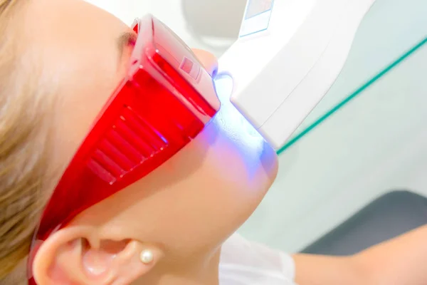 Giovane donna avendo i denti sbiancati laser — Foto Stock