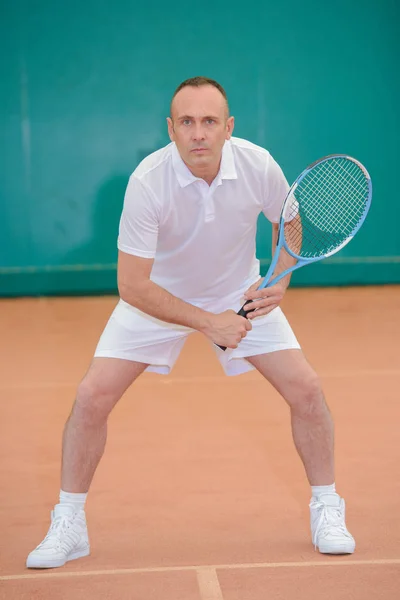 Förberedda tennisspelare och man — Stockfoto