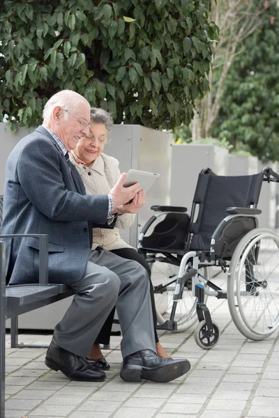 Ciudadanos mayores mirando tableta — Foto de Stock